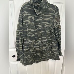 Great camo jacket with appliqués on sleeve